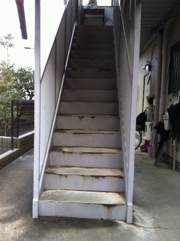 アパートの鉄骨階段