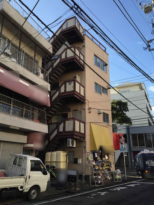 4階建物の鉄骨外部階段