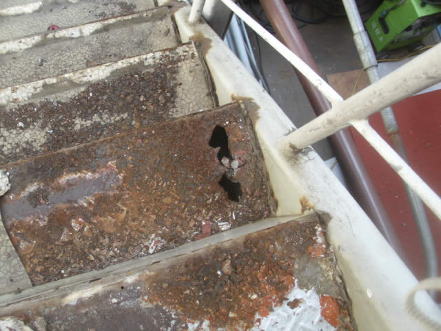 階段段板のサビ穴