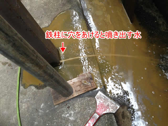 鉄柱からサビ水