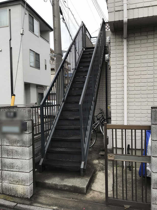 建物と外階段