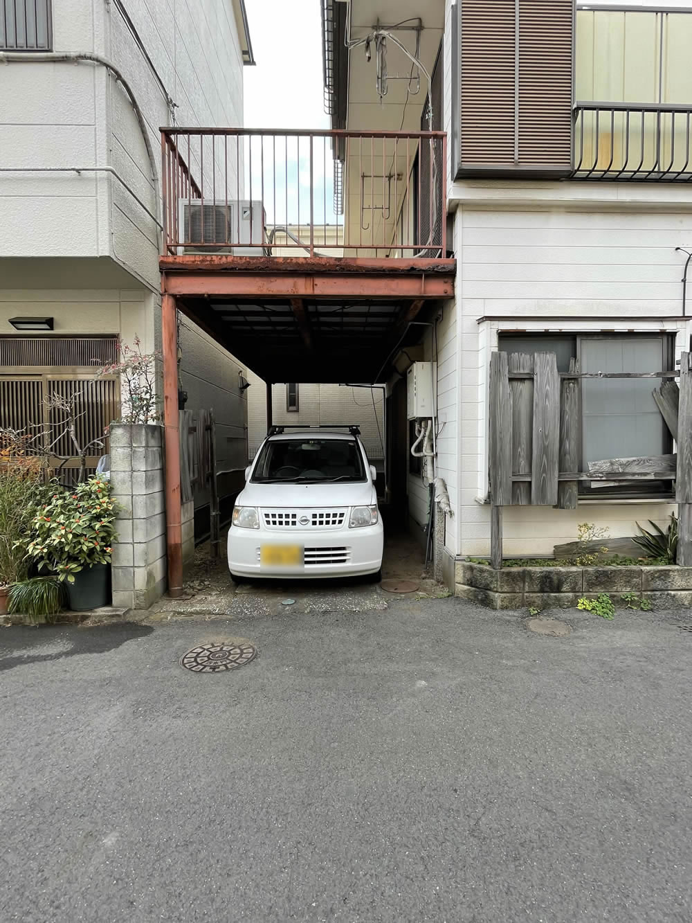 老朽化した鉄骨カーポートバルコニー